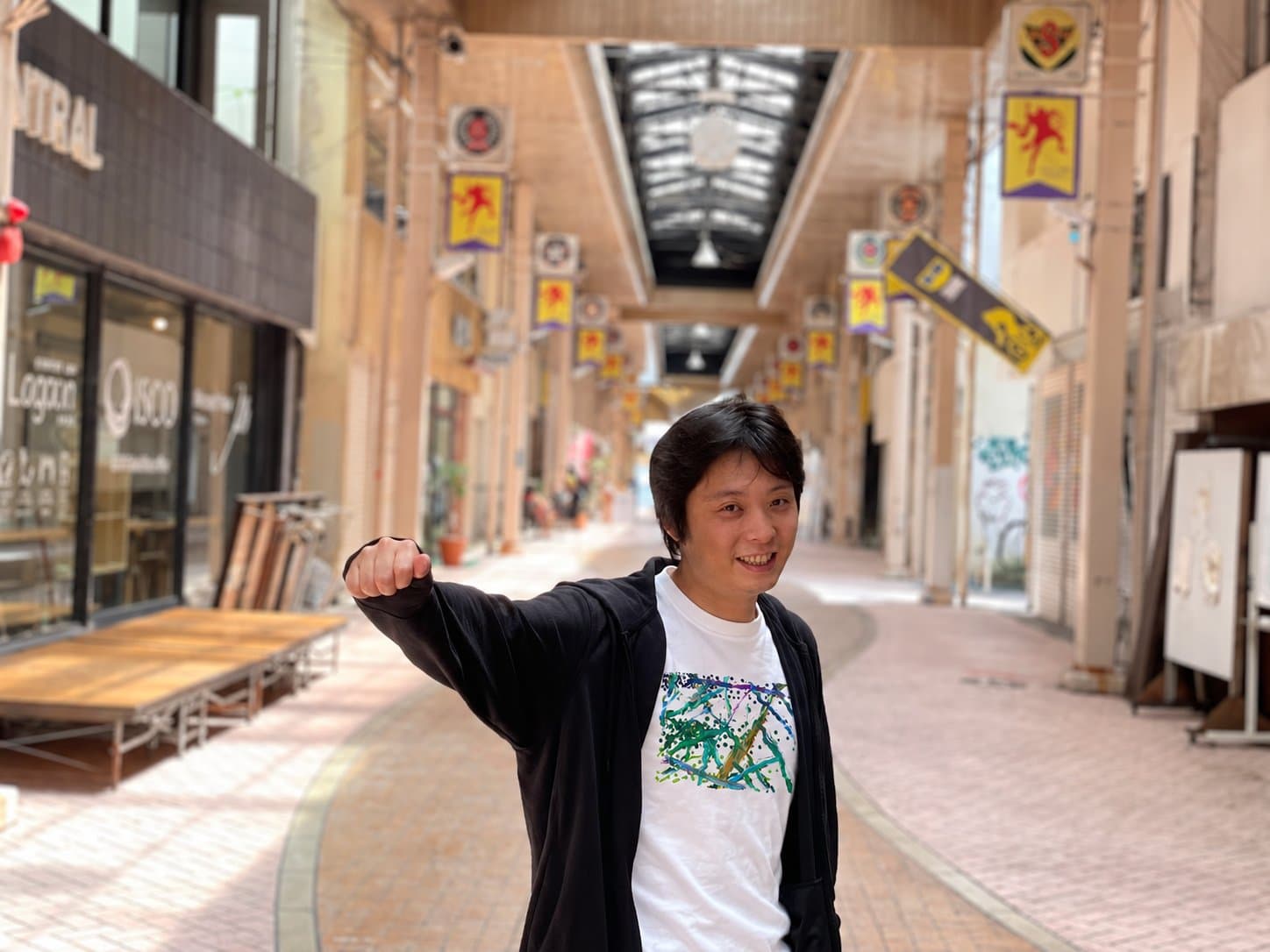 T-SHIRT / FRONT PRINTを着ている人